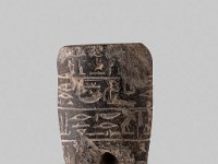 Aeg S 33  Aeg S 33, Spätzeit, Bruchstück eines Uschebti, Basalt, H 6,0 cm, B 3,8 cm, T 2,3 cm : Bestandskatalog Ägypten, Museumsfoto: Claus Cordes